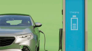 Carro elétrico prateado conectado a uma estação de recarga azul, com ícone de bateria indicando carregamento, sobre fundo verde.